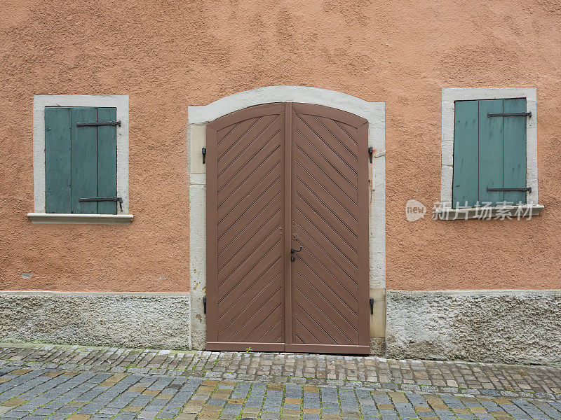 在Rothenburg ob der Tauber，德国的木制门和百叶窗的房子的外部视图